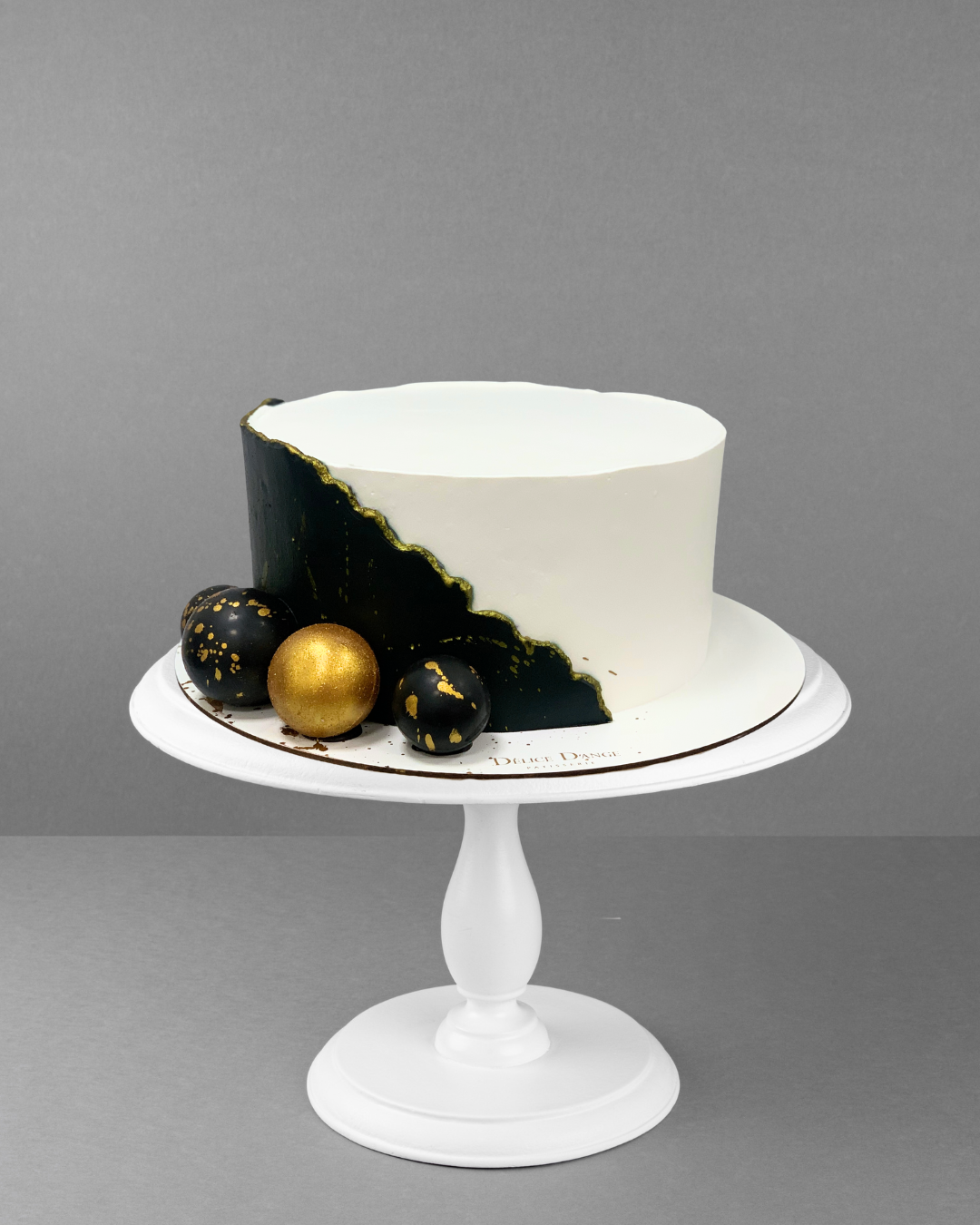 S022 Cake with multicolored spheres