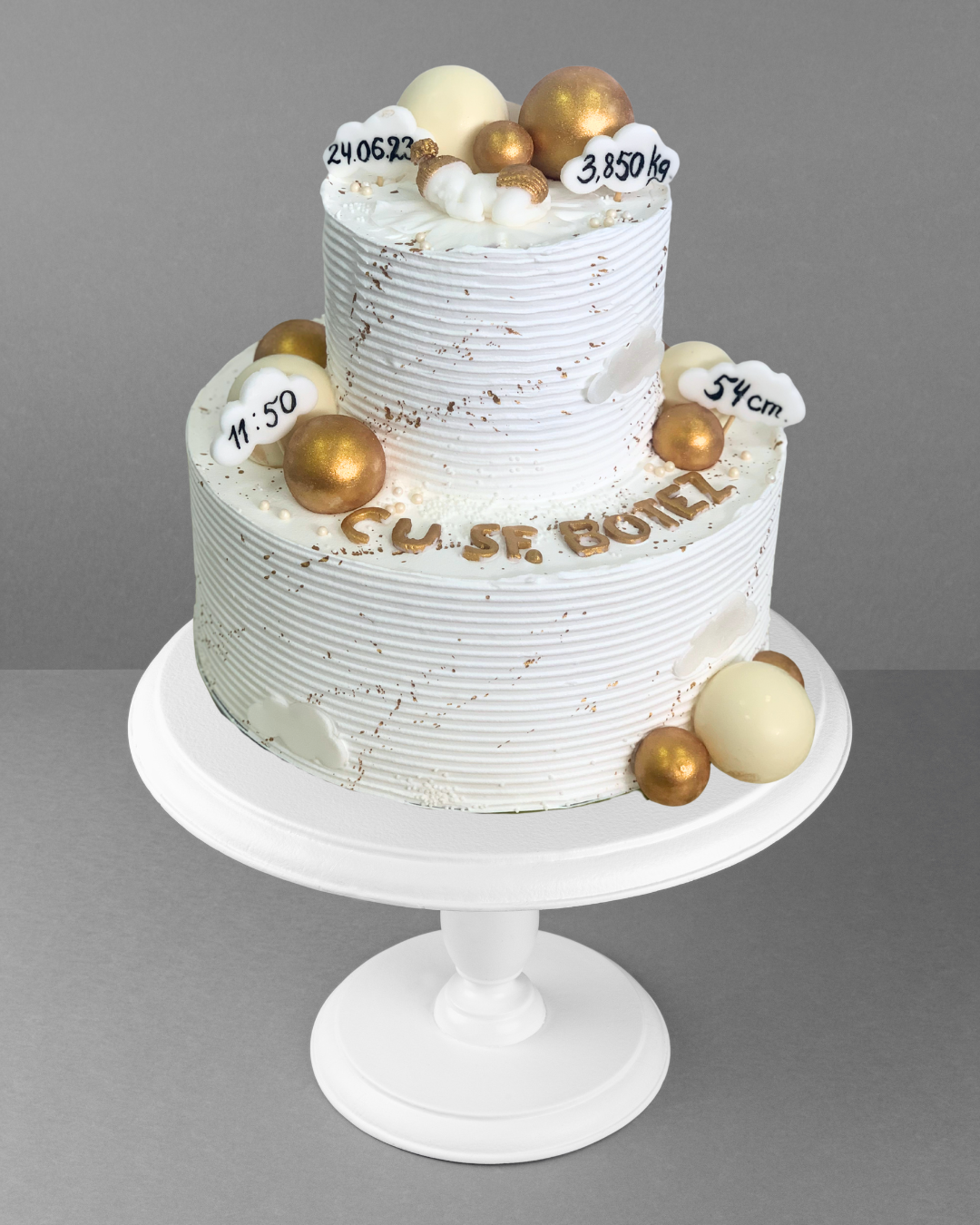 BZ003 Cake with gold spheres