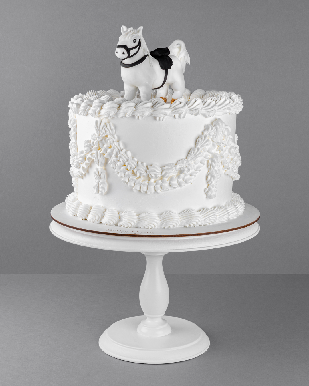 S046 Lace cake with horse