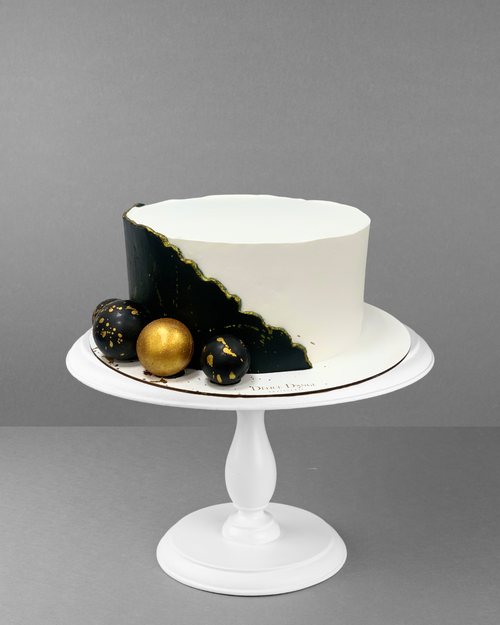 S022 Cake with multicolored spheres